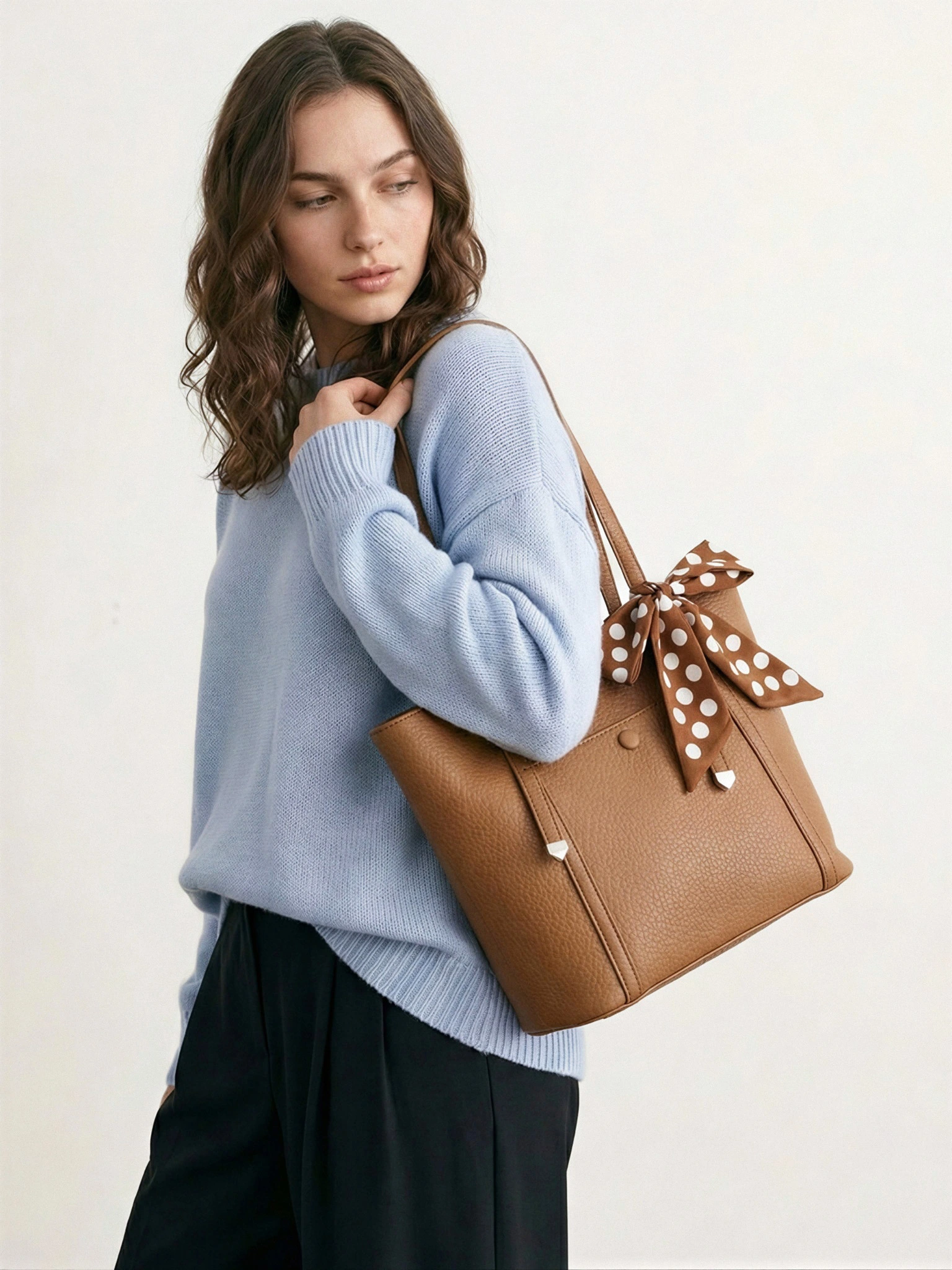 Сумка-тоут с карманом на кнопке и декоративным платком в ассортименте